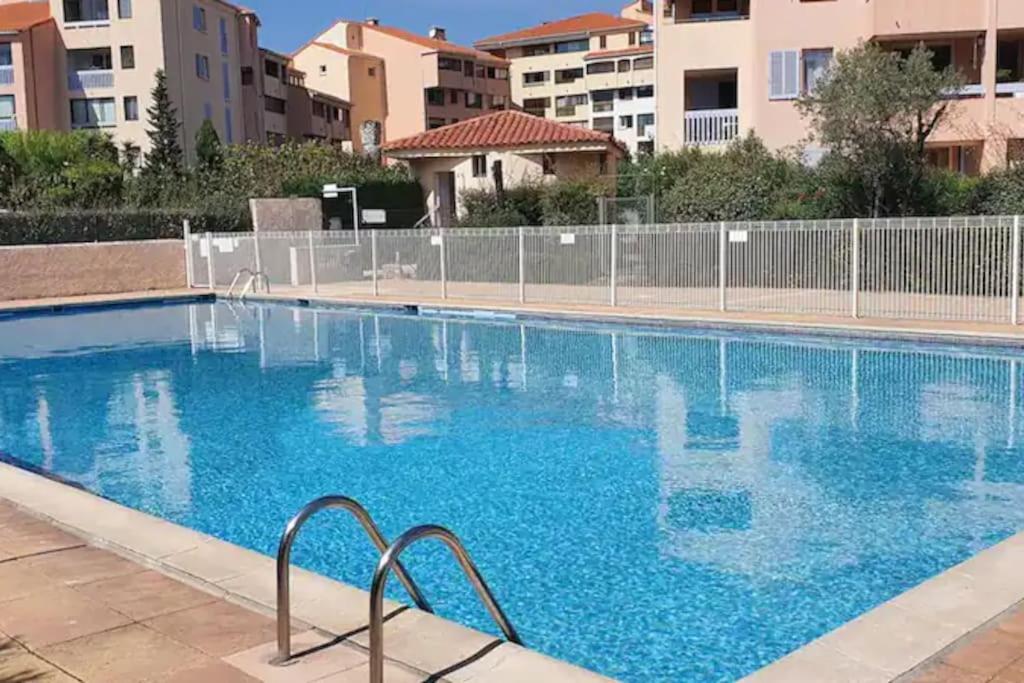 Appartement Spacieux 65M2, Avec Piscine Et Parking Fréjus Екстериор снимка